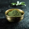 Green King Kratom-Pulver in einer goldenen Schale