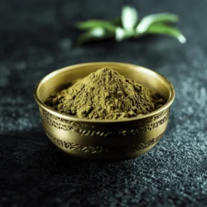 Kratom en polvo Red King en un cuenco dorado