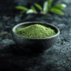 White Borneo kratompoeder in een kom