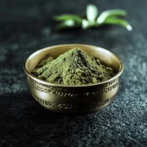 Kratom en polvo White King en un cuenco dorado