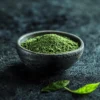 Kratom en polvo White Maeng Da en un cuenco